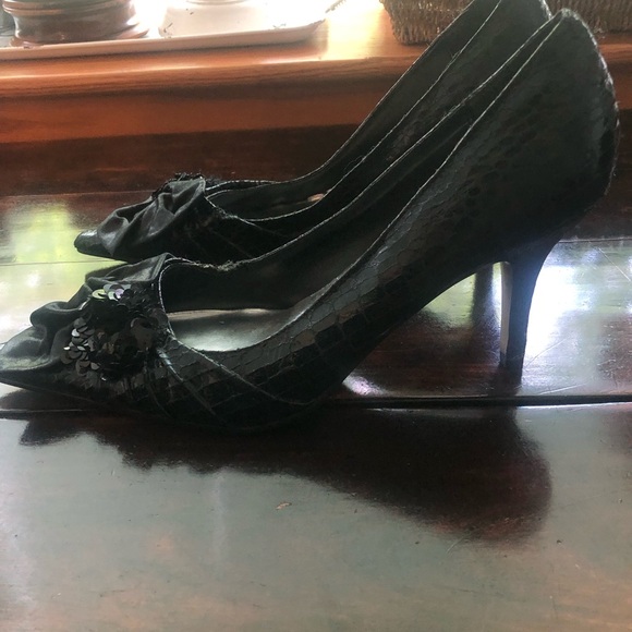 3/$25 Pierre Dumas 9, Vintage Black Sequinned & Bows Heels - Picture 4 of 7
